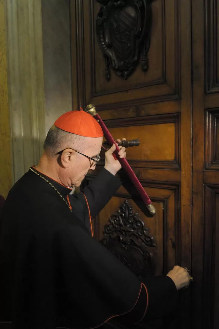 CLAUSURA. El cardenal Bertone -nombrado por Lejtman- en el cuarto de Benedicto XVI.  EFE
