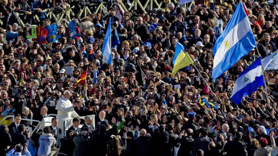 UN BAÑO DE MASAS. El Papa recorre la Plaza de San Pedro, rodeado por la multitud, el día de su entronización. EFE