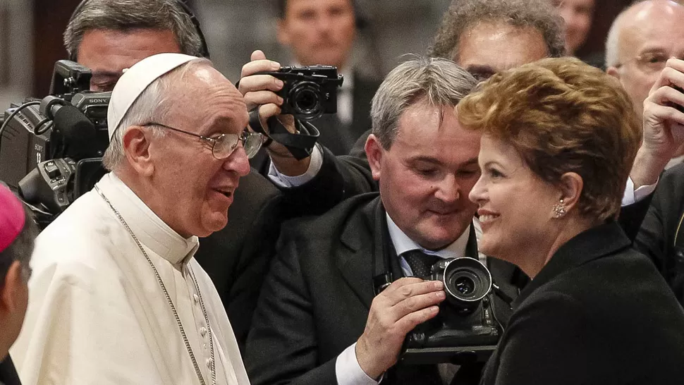 ACERCAMIENTO. La presidenta de Brasil asistió ayer a la ceremonia de entronización del Papa. EFE