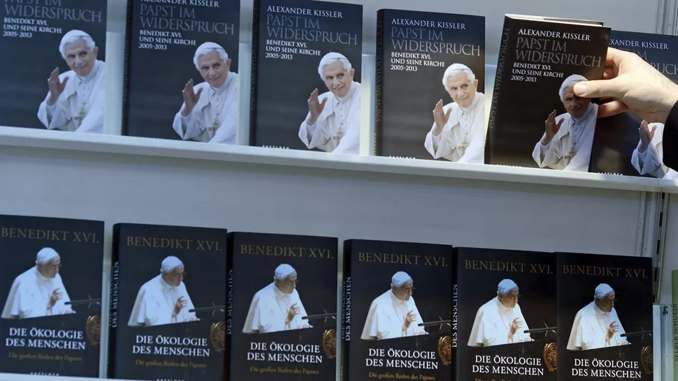 HISTORIA. Una biografía de Benedicto XVI, en la Feria del Libro de Leipzig. EFE