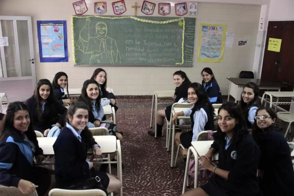 SONRISA DE TIZA. En las aulas del tradicional colegio Guillerminan, estudiantes dibujaron al papa Francisco en los pizarrones. LA GACETA / FOTOS DE DIEGO ARAOZ