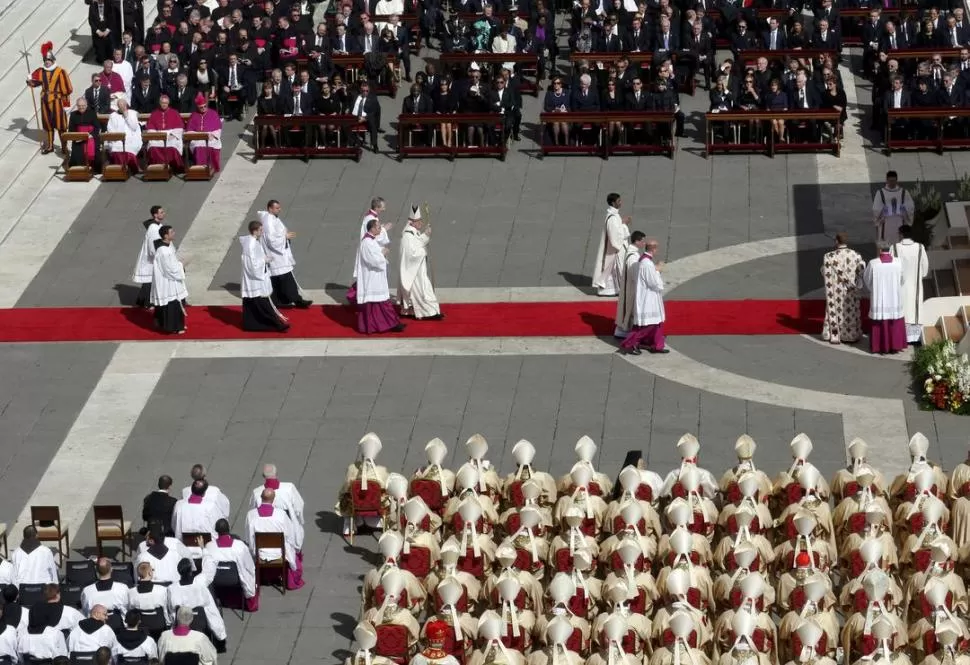 EN SAN PEDRO. Cardenales, jefes de Estado de todo el mundo y miembros de la realeza europea, en la asunción del Papa Francisco.  FOTOS DE REUTERS