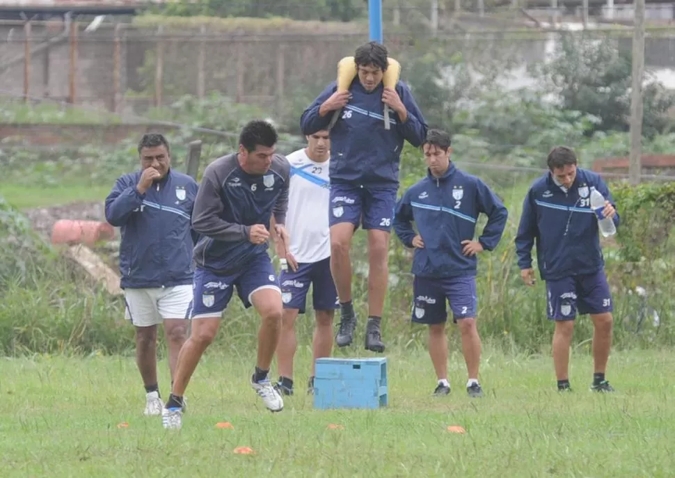 DE REOJO. Rodríguez observa los distintos ejercicios que realizan (de izquierda a derecha) Mármol, Calgaro (atrás), Pereyra, Galíndez y Barrado en la práctica de ayer. 