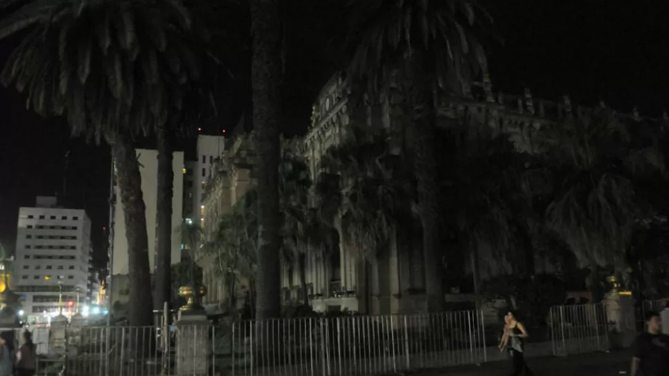 HACE UN AÑO. Las luces de la Casa de Gobierno se apagaron por La Hora del Planeta . LA GACETA / FOTO DE HECTOR PERALTA