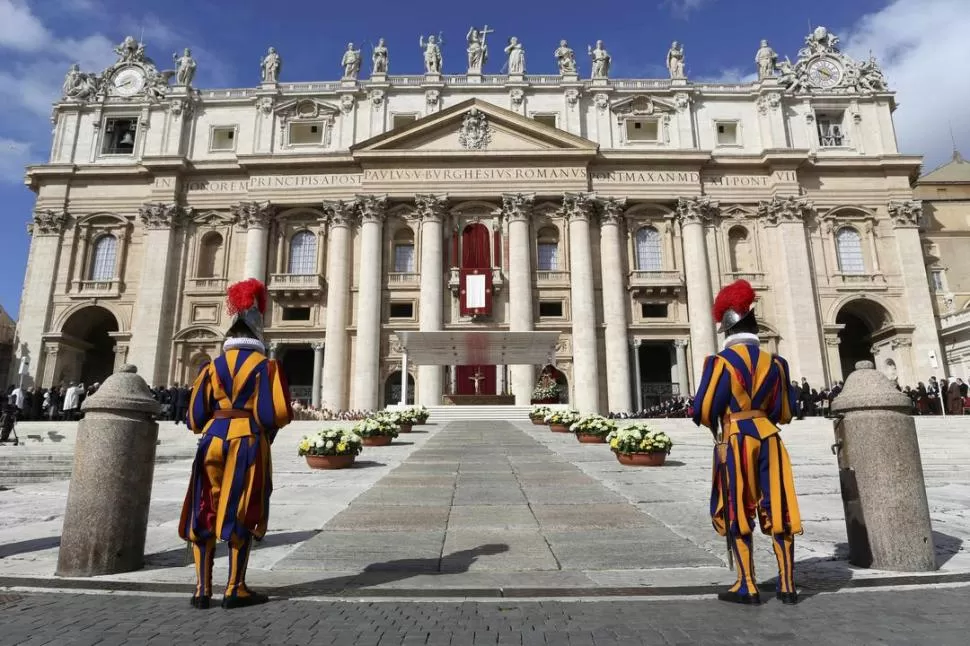 IMPONENTE. La Basílica de San Pedro en el Vaticano es visitada a diario por cientos de turistas del mundo entero. Se espera que ahora lleguen más argentinos a Roma. REUTERS