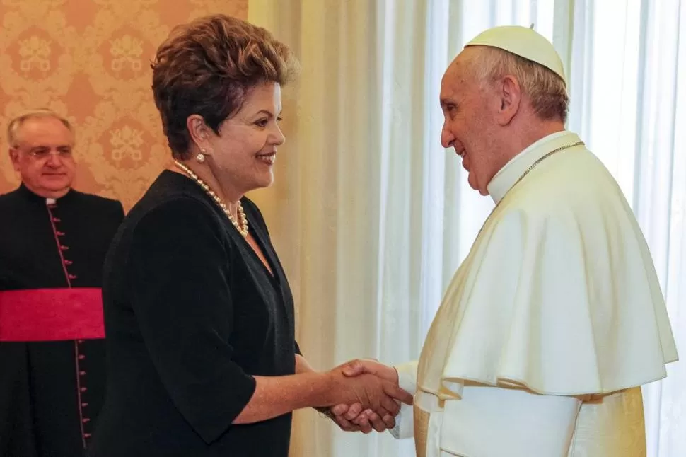 JOVIAL. Roussef y el Papa se saludan.  REUTERS 