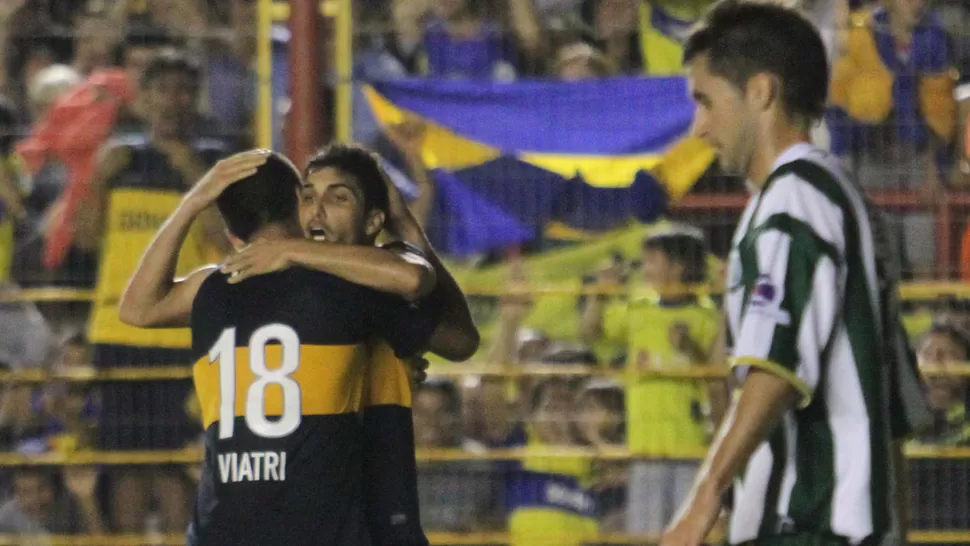 SOCIOS. Blandi abraza a Viatri y, de paso, le agradece el pase que le permitió anotar el cuarto gol de Boca. TELAM