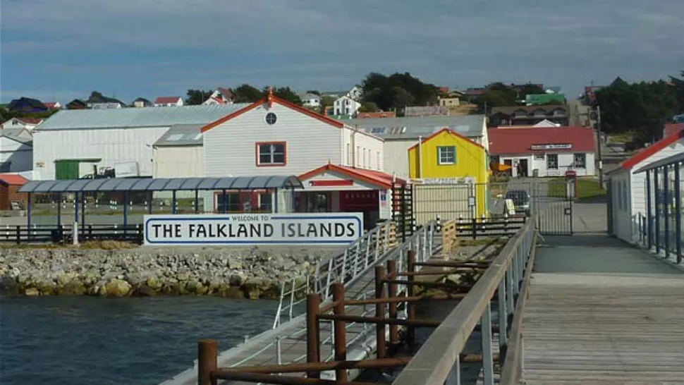 ARGUMENTO. La AFIP señaló que no puede obligar a los prestadores de servicios que están instalados en las Islas Malvinas a que efectúen sus operaciones en pesos. TELEGRAPH.CO.UK