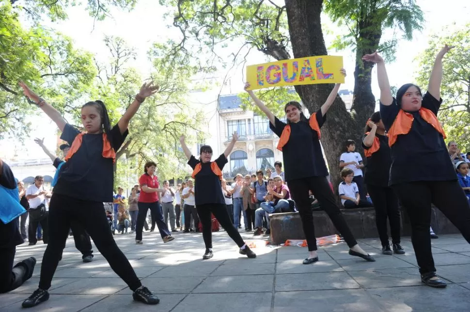 A PURO BAILE. Los chicos presentaron su mensaje con una coreografía en la plaza Independencia. LA GACETA / FOTO DE FRANCO VERA