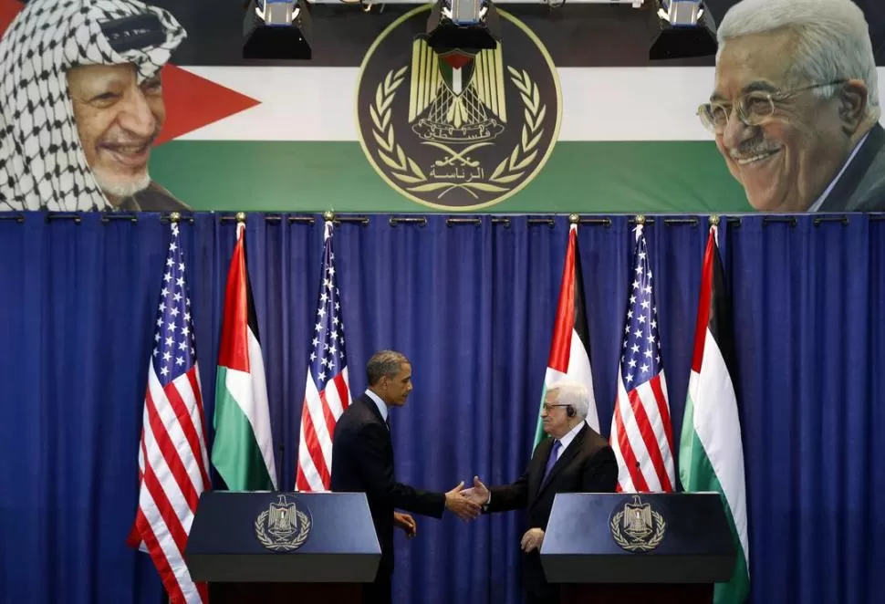 CONFERENCIA CONJUNTA. Obama y Mahmud Abbas se saludan. El líder estadounidense fue a Ramallah. REUTERS