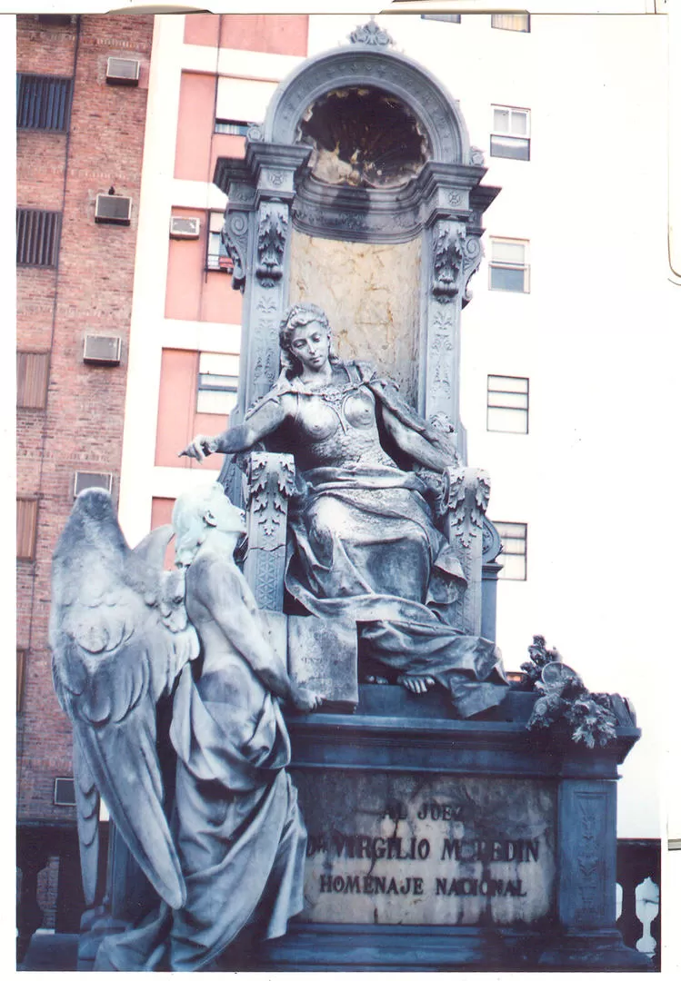 UN SIMBÓLICO MAUSOLEO. La figura de la Justicia en su sitial, corona la tumba del juez Tedín en el cementerio de la Recoleta. LA GACETA / FOTOS DE ARCHIVO