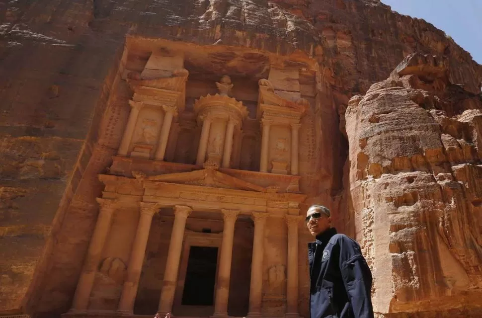 PASEO. Obama se detiene ante el edificio de la Tesorería, una de las maravillas arqueológicas de Petra. REUTERS