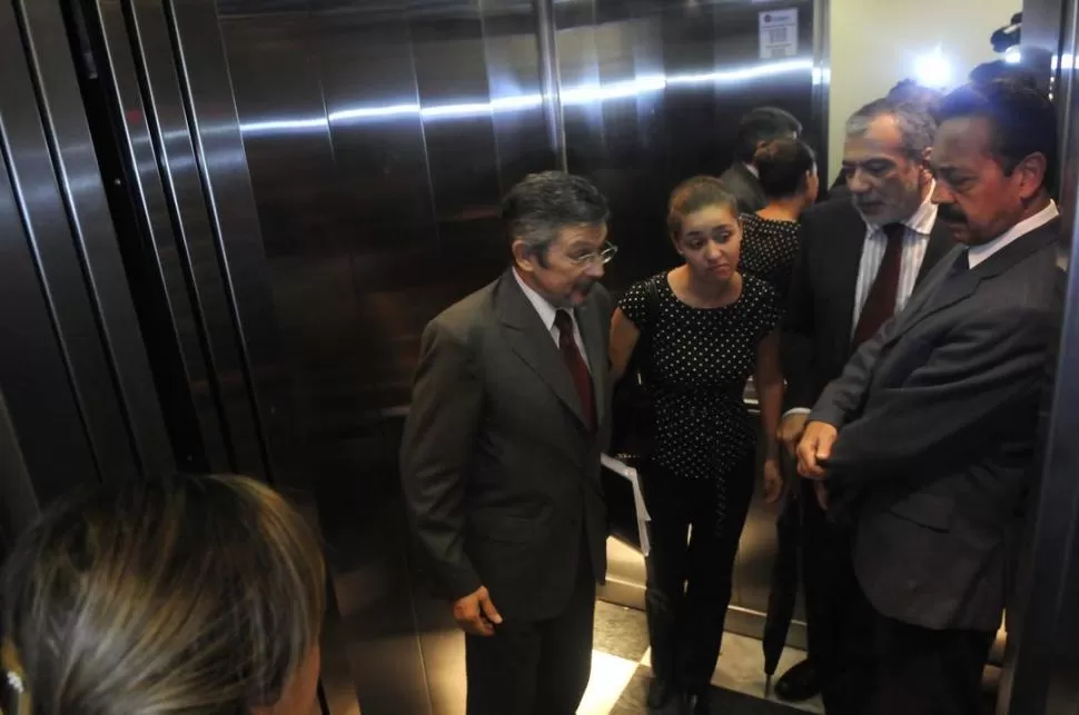 EN LA CÁMARA. Piedrabuena (izquierda) y sus abogados insisten en solicitar más información sobre el proceso. PRENSA LEGISLATURA / CARLOS VILLAGRA