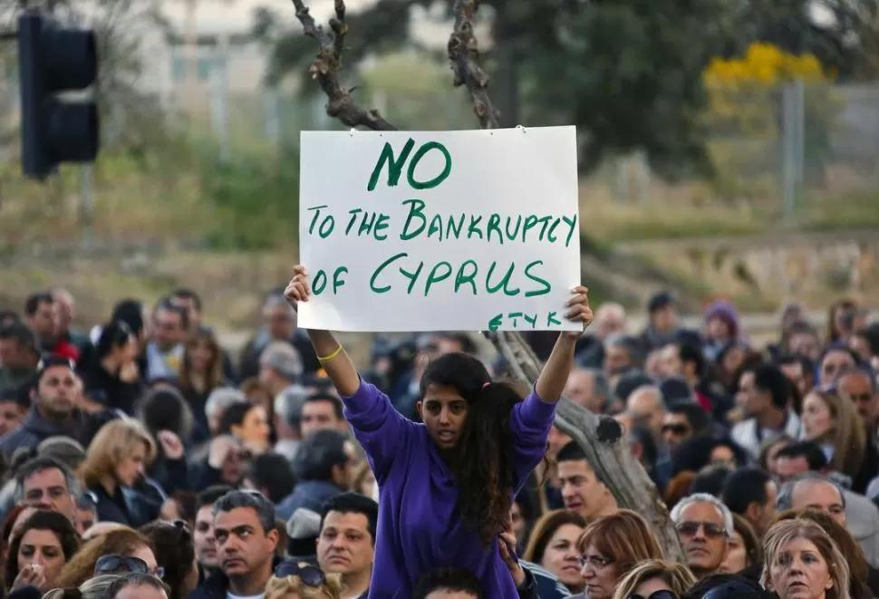 ENOJO. Los chipriotas salieron a la calle y cargaron contra los bancos. REUTERS