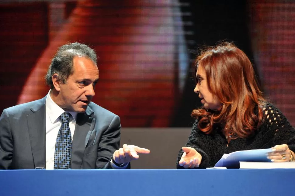 GESTOS. Los rostros de Scioli y de la Presidenta parecen una muestra elocuente del difícil momento político TELAM (ARCHIVO)