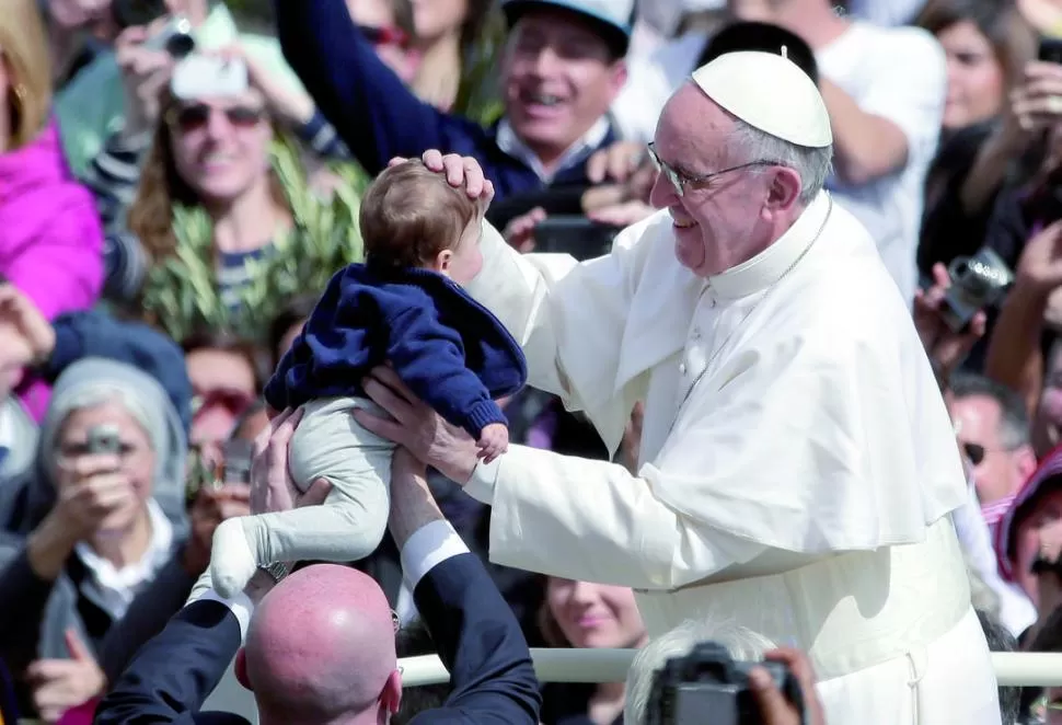 PURAS SONRISAS. El Papa bendijo a una docena de bebés en la plaza.  