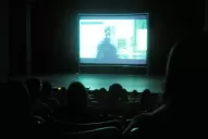 Lo agarró a trompadas por hacer ruido en el cine al comer pochoclo