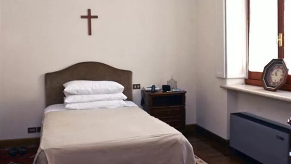 AUSTERA. Así es la habitación que usa el Papa en la Casa Santa Marta. FOTO OSSERVATORE ROMANO