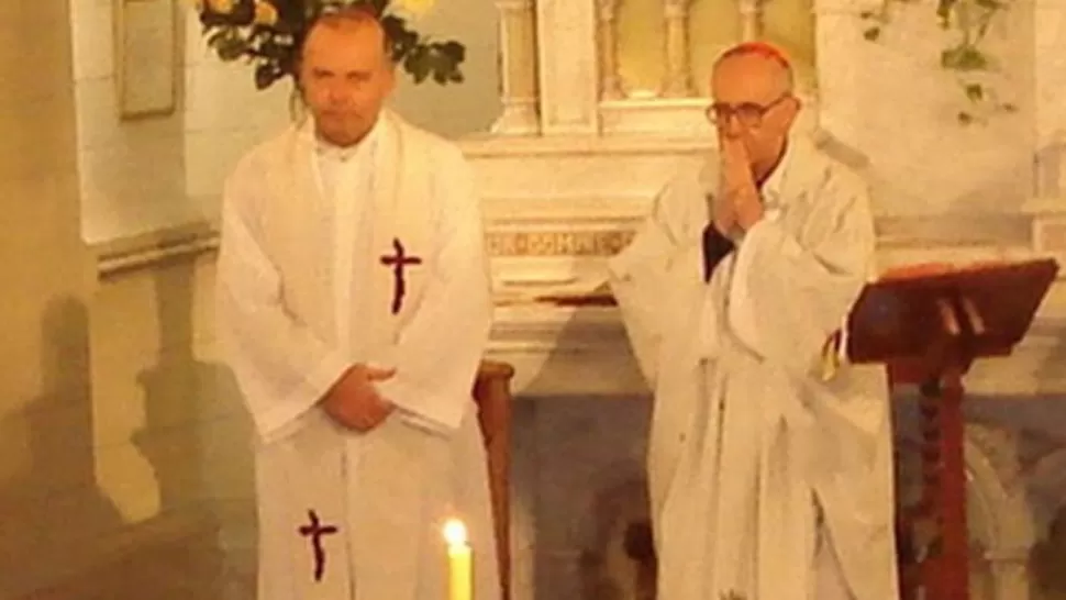 MI AMIGO EL PAPA. Pezet, junto al entonces cardenal Jorge Bergoglio. FOTO TOMADA DE ELTRIBUNO.INFO