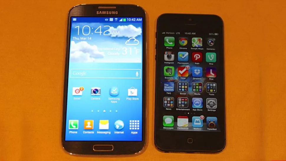 COMPARACION. Un Samsung Galaxy S4 al lado de un iPhone 5. FOTO TOMADA DE BUSINESSINSIDER.COM