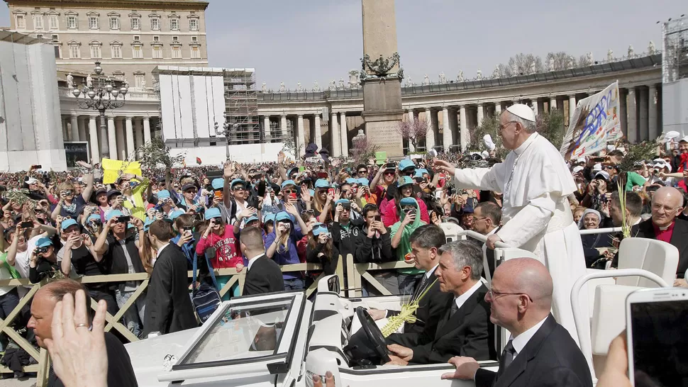 BAÑO DE MASAS. El Papa Francisco, rodeado de fieles el Domingo de Ramos. EFE