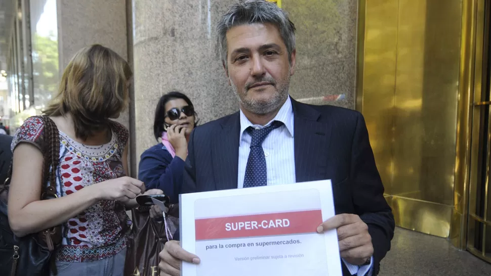 ACUERDO. Juan Vasco Martínez, directivo de la Asociación de Supermercados, a la salida de la reunión con Moreno. DYN