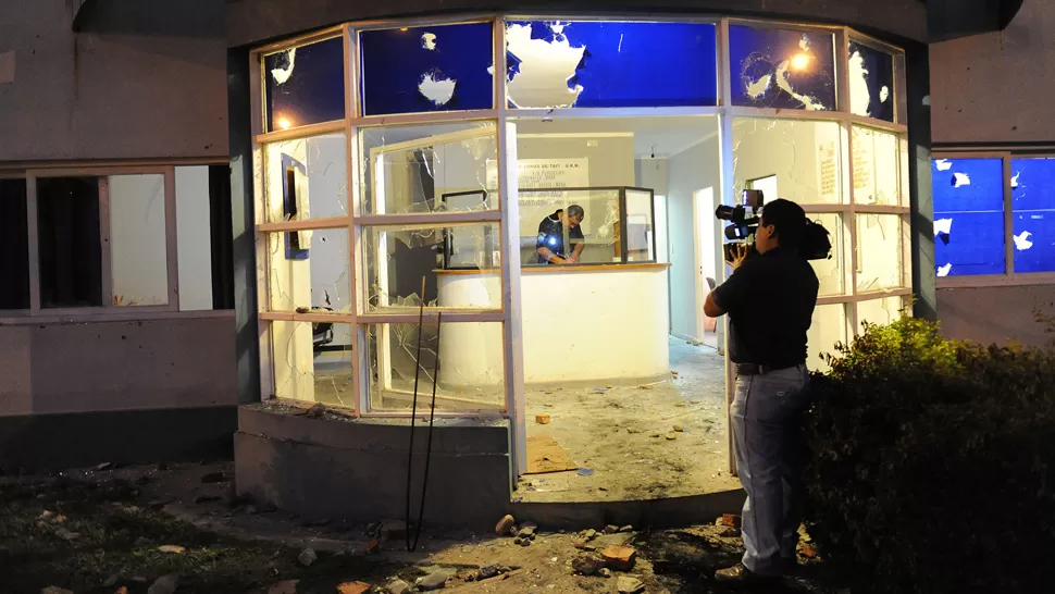 HERIDAS DE LA VIOLENCIA. Todos los vidrios de la comisaría fueron destrozados. LA GACETA / FOTO DE HECTOR PERALTA