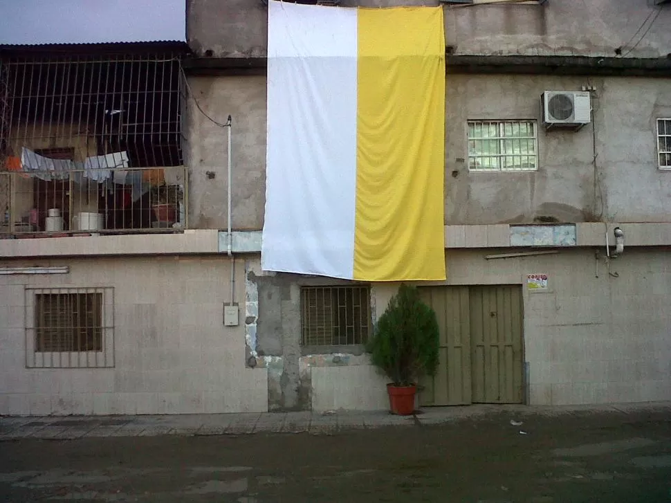 Bandera Papal gigante, en Honor a Francisco I