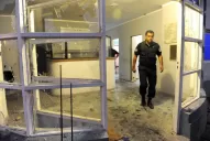 Lo que empezó como una marcha derivó en un ataque con piedras a la comisaría