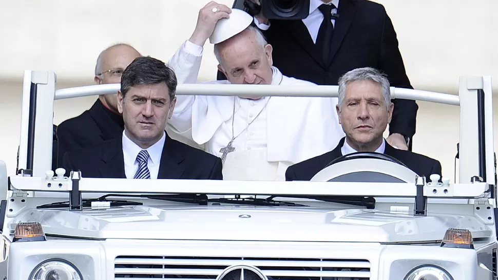 SOMBRERITO. El Papa Francisco se acomoda el solideo, antes de salir a la Plaza de San Pedro. EFE