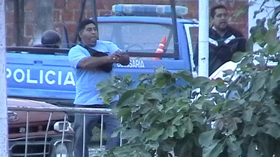 TIROS EN LA TARDE. En las imágenes se observa a dos sujetos, con armas en las manos, apuntando hacia los manifestantes. GENTILEZA SUPERCANAL