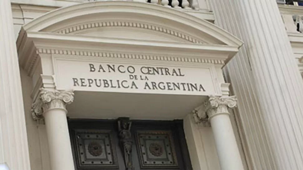 PARA ATRÁS. El Banco Central perdió U$S 3.467 millones en lo que va de 2013. FOTO TOMADA DE SITE.INFORMADORPUBLICO.COM