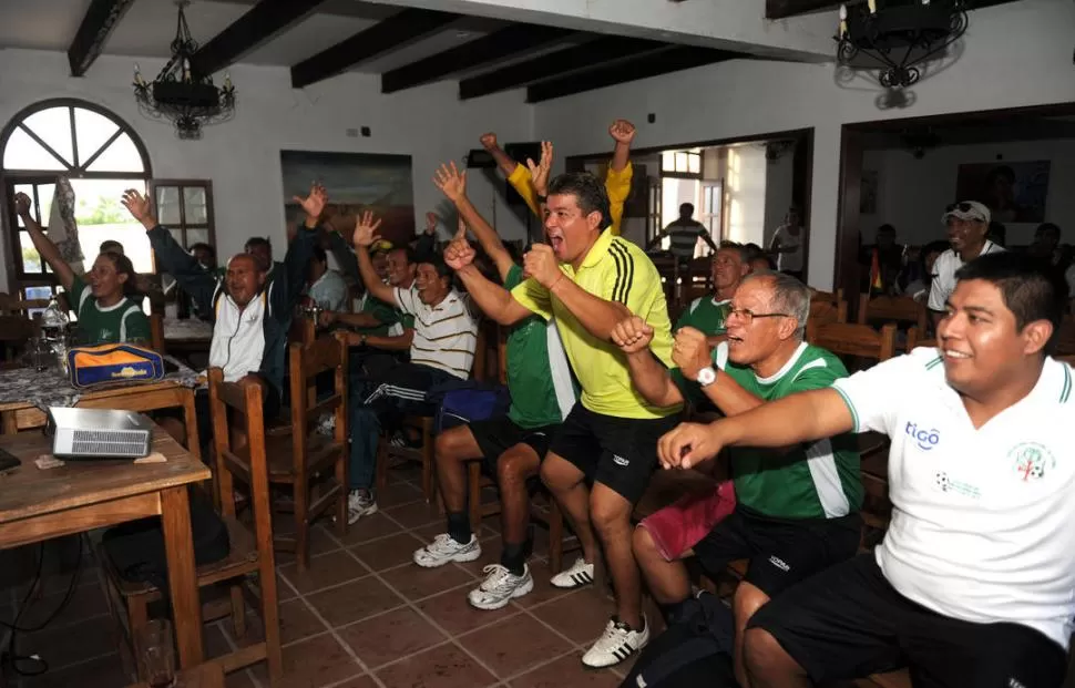 ÉXTASIS. Los técnicos bolivianos exteriorizan su alegría luego del tanto de Marcelo Moreno Martins. Hubo honda emoción. LA GACETA / FOTO DE OSVALDO RIPOLL