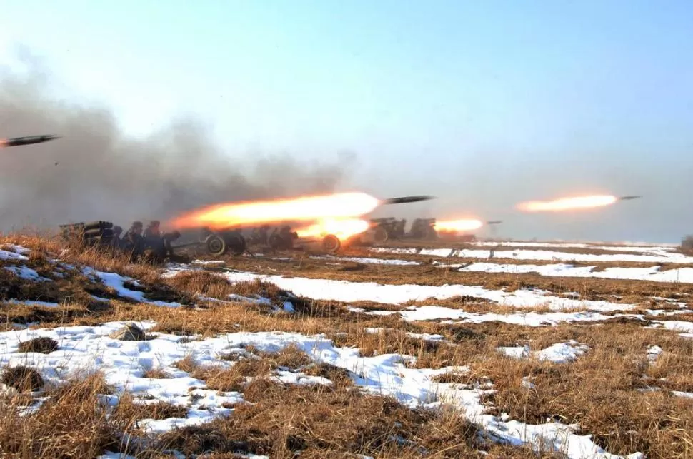 PRÁCTICA DE TIRO. El Ejército Popular de Corea del Norte realiza un ensayo con misiles, en un aprestamiento prebélico que llevó gran preocupación. REUTERS
