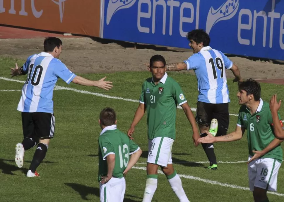 ALEGRÍA DOBLE. Banega anotó su primer tanto con la Selección.Los bolivianos Zenteno y Veizaga completan la escena. 