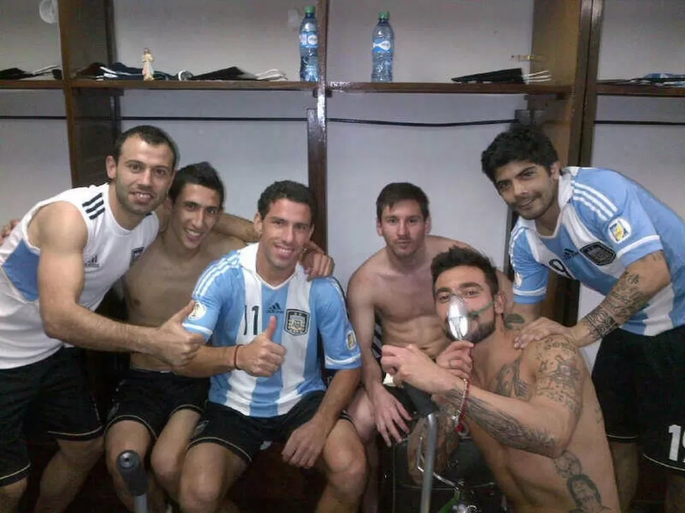 SÚPER CONTENTOS. Mascherano, Di María, Maxi Rodríguez, Messi, Lavezzi y Banega, autor del 1 a 1, posan para la foto que irá a parar al Twitter de Masche. Pocho Lavezzi bromea con oxígeno. 