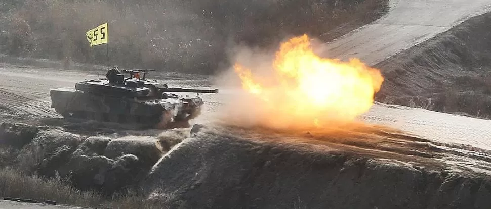 PRÁCTICA DE TIRO. Un tanque surcoreano dispara contra un objetivo, durante los ejercicios militares que se realiza en Pocheon, cerca de Seúl. REUTERS