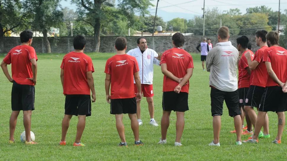 CHARLA. El DT habla con sus jugadores de cara al partido con Talleres. LA GACETA / HECTOR PERALTA