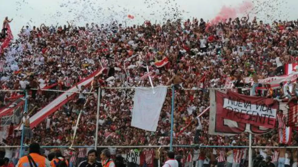 VAN POR MAS. La hinchada quiere un buen trapo LA GACETA / ARCHIVO