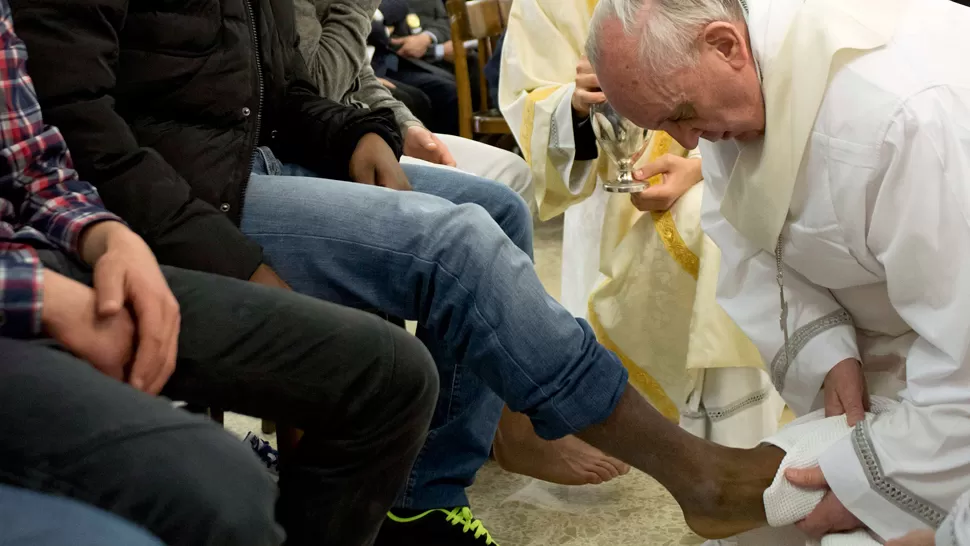 EN LA CARCEL DE MENORES. Lavar pies significa decir yo estoy a tu servicio, dijo el Papa. REUTERS