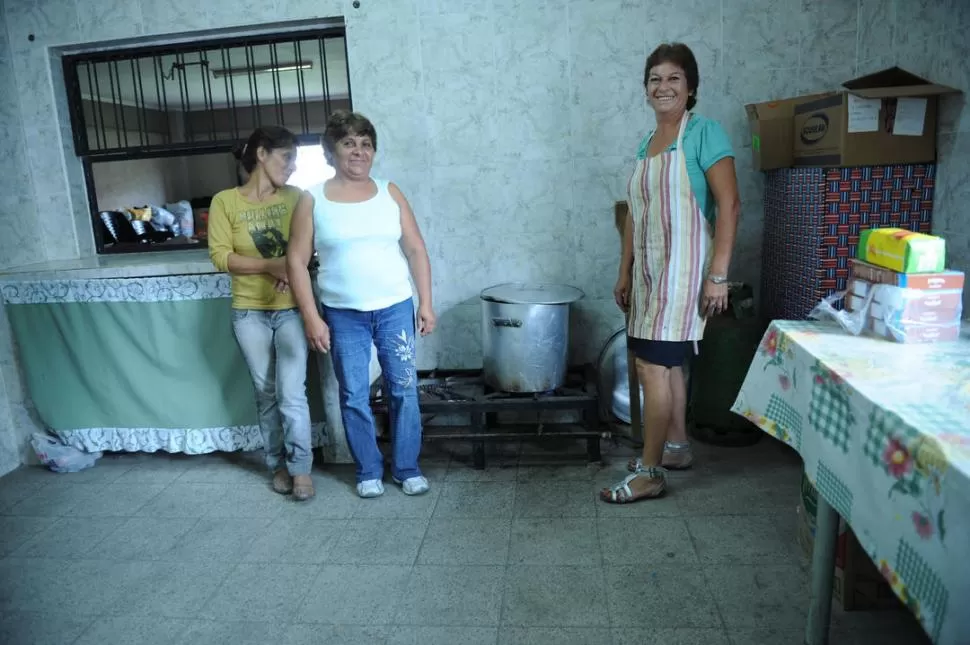 CONTENTAS. Cristina, mamá del comedor, y las voluntarias Norma Trejo y Lucía del Carmen Orellana. LA GACETA / FOTOS DE FRANCO VERA 