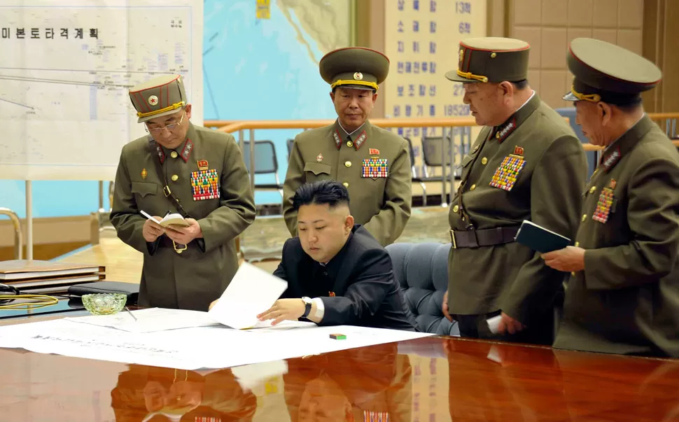 DECISIONES. Kim Jong Un reunido con la armada de su país. REUTERS.