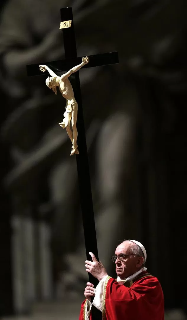 EN SILENCIO. Francisco lleva la cruz durante uno de los momentos más emotivos de la conmemoración. REUTERS