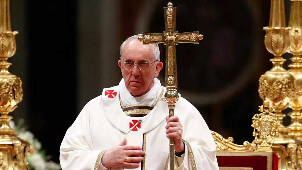 MENSAJE. Antes de la Vigilia Pascual, el Papa pronunció un mensaje a través de un video en el que llamó a tener fe y no perder las esperanzas. REUTERS