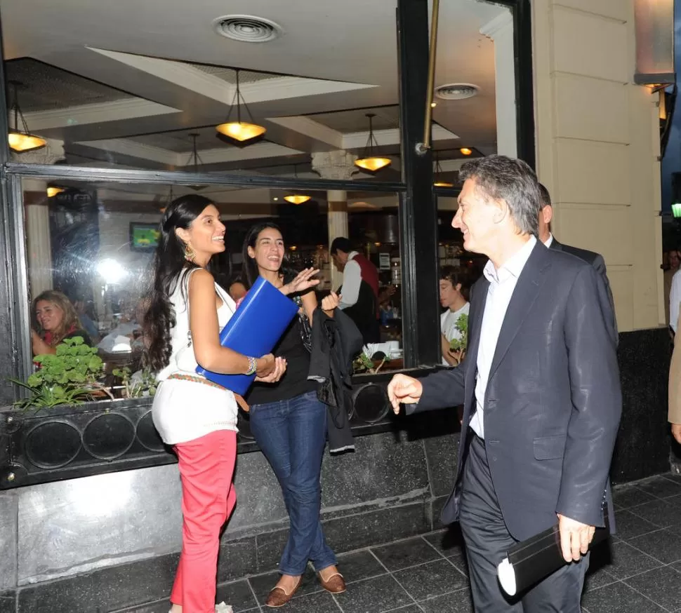 SIMPATÍA PRO. Macri recibió saludos de varias personas cuando estuvo  en la capital tucumana. Aquí se reunió con el senador José Cano. LA GACETA / FOTO DE ENRIQUE GALINDEZ (ARCHIVO)
