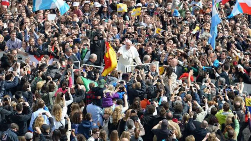 FERVOR. El Papa Francisco se desplazó en el Papamóvil, en una plaza San Pedro colmada por 250.000 fieles católicos. 