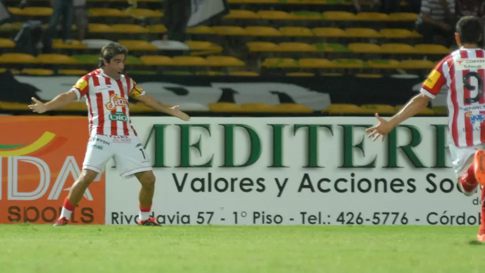 VALIO LA ESPERA. Ermini festejó con los brazos extendidos su primer gol con la camiseta de San Martín. FOTO DE ARIEL CARRERAS (ESPECIAL PARA LA GACETA)
