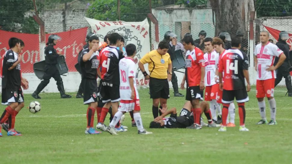 UNA VEZ MAS. La violencia volvió a decir presente en las canchas de fútbol. LA GACETA / FOTO DE OSVALDO RIPOLL