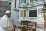 Francisco rezó ante la tumba de Juan Pablo II