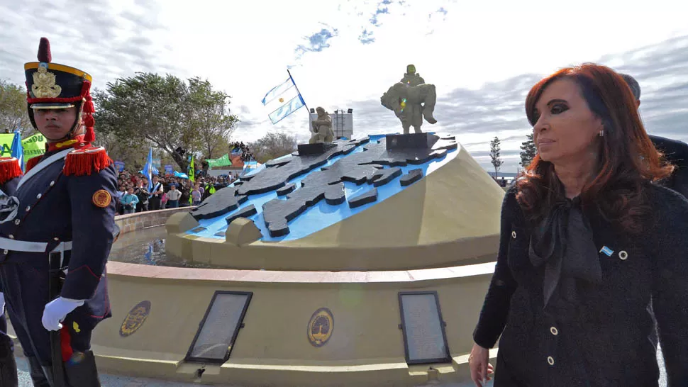 HOMENAJE. La Presidenta encabeza el acto por los 31 años de la gesta de Malvinas en la plaza del Monumento a los Caídos en Malvinas, en Puerto Madryn. TELAM